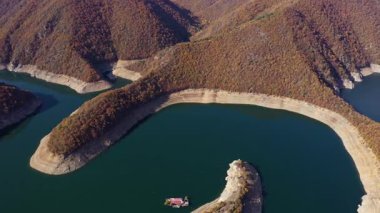 Bulgaristan 'ın Devin kenti yakınlarındaki Rodop Dağları' ndaki Vacha rezervuarının hava görüntüsü