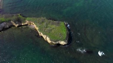 Karadeniz 'deki çarpıcı yeşil kayalık plajın havadan görünüşü