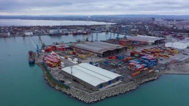 Bulgaristan 'ın Burgaz limanındaki bir kargo gemisi ve konteynırların hava görüntüsü. Lojistik ve ulaşım