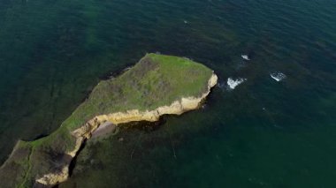 Karadeniz 'deki çarpıcı yeşil kayalık plajın havadan görünüşü
