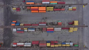 Bulgaristan 'ın Burgaz limanındaki konteynırların hava görüntüsü. Lojistik ve ulaşım