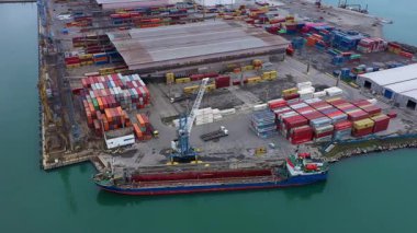 Bulgaristan 'ın Burgaz limanındaki bir kargo gemisi ve konteynırların hava görüntüsü. Lojistik ve ulaşım
