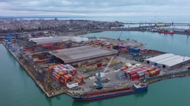 Bulgaristan 'ın Burgaz limanındaki bir kargo gemisi ve konteynırların hava görüntüsü. Lojistik ve ulaşım