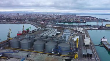 Bulgaristan 'ın Burgaz kentindeki bir sanayi limanında doğalgaz ve petrol ürünleri için ambar ve nakliye gemileri için hava manzarası