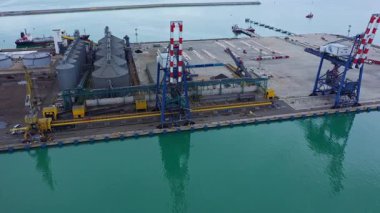 Bulgaristan 'ın Burgaz kentindeki bir sanayi limanında doğalgaz ve petrol ürünleri için ambar ve nakliye gemileri için hava manzarası