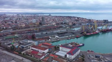 Bulgaristan 'ın Burgaz kentindeki bir sanayi limanının havadan görünüşü. Lojistik ve ulaşım