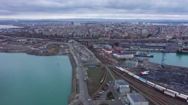 Bulgaristan 'ın Burgaz kentindeki bir sanayi limanının havadan görünüşü. Lojistik ve ulaşım