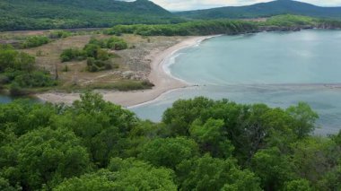 Bulgaristan 'ın Primorsko kenti yakınlarındaki Karadeniz' e akan Ropotamo nehri üzerindeki hava manzarası