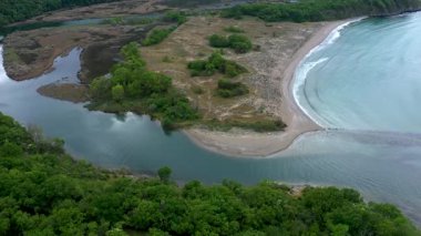Bulgaristan 'ın Primorsko kenti yakınlarındaki Karadeniz' e akan Ropotamo nehri üzerindeki hava manzarası