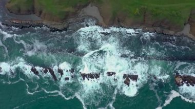 Bulgaristan 'ın Varvara kenti yakınlarındaki kayalıklara, büyük dalgalara ve güzel kayalık plajlara hava manzarası