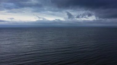 Denizin üzerindeki güzel bulutların havadan görünüşü