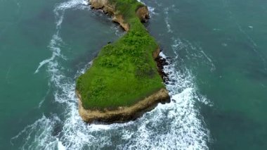 Karadeniz 'deki çarpıcı yeşil kayalık plajın havadan görünüşü