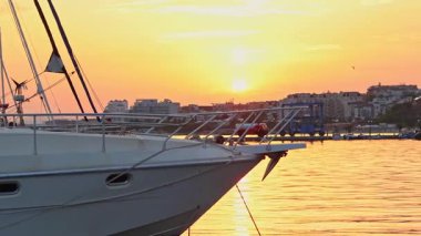 Günbatımında Marina Dinevi, Sveti Vlas, Burgaz, Bulgaristan 'da lüks bir karavan yatı