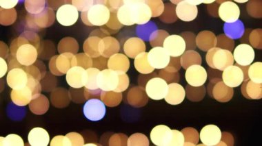 Bulanık Noel ışıkları gece parlıyor