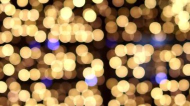 Bulanık Noel ışıkları gece parlıyor