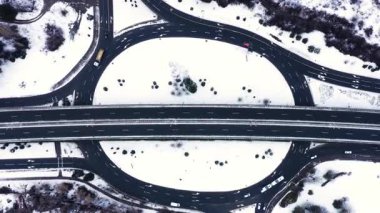 Bulgaristan 'ın Burgaz kentindeki banliyö yolu ve büyük kavşağın havadan manzarası