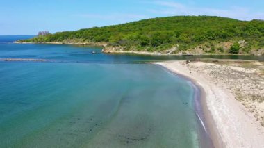 Bulgaristan 'ın Karadeniz kentinde bir Ropotamo nehrinin havadan görünüşü