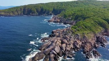 Bulgaristan 'ın Primorsko kenti yakınlarındaki güzel kayalık bir sahil manzarası