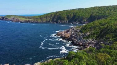 Bulgaristan 'ın Primorsko kenti yakınlarındaki güzel kayalık bir sahil manzarası