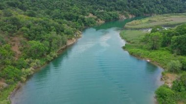 Bulgaristan 'ın Primorsko kenti yakınlarındaki Karadeniz' e akan Ropotamo Nehri üzerindeki hava manzarası