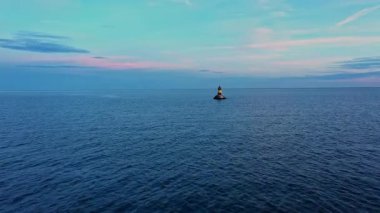 Bulgaristan 'ın Pomorie kenti yakınlarındaki bir uçurumun üzerindeki deniz fenerinin havadan görüntüsü