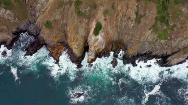 Sozopol, Burgaz, Bulgaristan yakınlarındaki güzel kayalık bir sahile hava manzarası