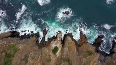 Sozopol, Burgaz, Bulgaristan yakınlarındaki güzel kayalık bir sahile hava manzarası