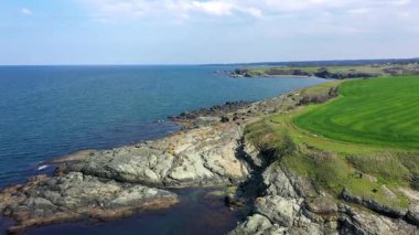 Bulgaristan 'ın Burgaz kenti Varvara yakınlarındaki güzel kayalık bir sahile havadan manzara