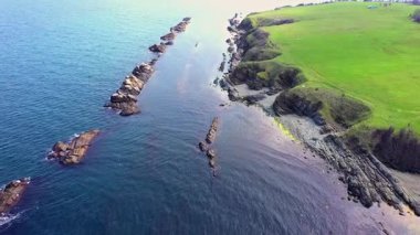 Bulgaristan 'ın Burgaz kenti Varvara yakınlarındaki güzel kayalık bir sahile havadan manzara