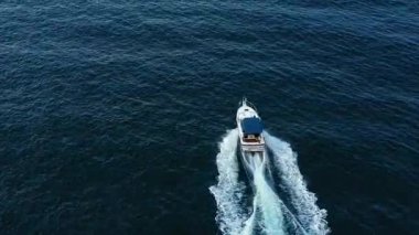 Denizde yüzen motorlu yatın hava görüntüsü