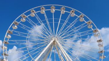 Bulgaristan 'ın Sunny Beach sahil beldesindeki sahil yolunda büyük bir dönme dolap.