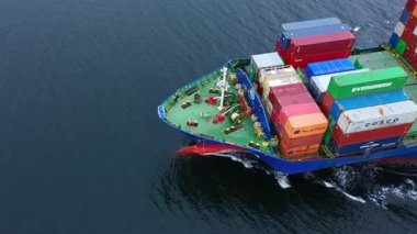 Denizdeki büyük bir konteynır gemisinin havadan görüntüsü. Lojistik ve ulaşım