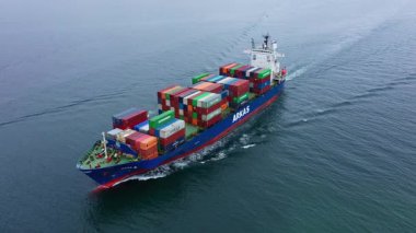 Denizdeki büyük bir konteynır gemisinin havadan görüntüsü. Lojistik ve ulaşım