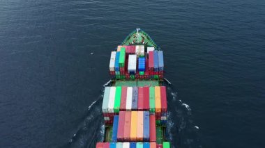 Denizde büyük bir konteynır gemisinin yukarıdan görünen görüntüsü. Lojistik ve ulaşım