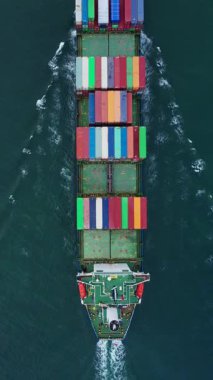 Denizde büyük bir konteynır gemisinin yukarıdan görünen görüntüsü. Lojistik ve ulaşım