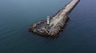 Bulgaristan 'ın Varna limanındaki deniz fenerinin havadan görüntüsü