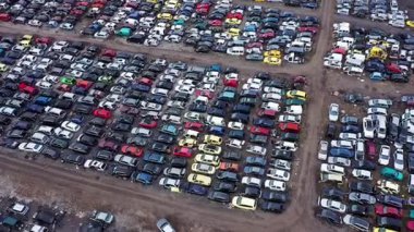 Araba hurdalığının hava görüntüsü sökülmek için terk edilmiş araçların sıralarını gösteriyor