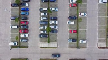 Yukarıdan manzaralı bir otoparkın havadan görüntüsü. Hava aracı görünümü