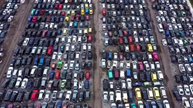 Araba hurdalığının hava görüntüsü sökülmek için terk edilmiş araçların sıralarını gösteriyor