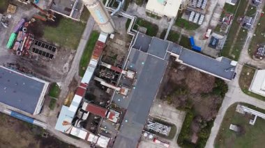 Bulgaristan 'ın Burgaz kentinde büyük bir termik santral bacasının havadan görünüşü