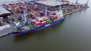 Bulgaristan 'ın Burgaz limanındaki konteyner gemisinin hava görüntüsü