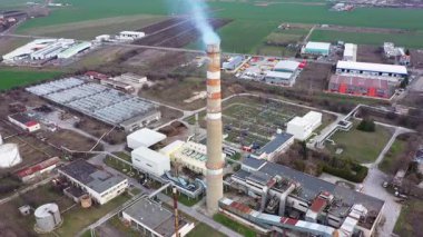 Bulgaristan 'ın Burgaz kentinde büyük bir termik santral bacasının havadan görünüşü