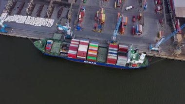 Bulgaristan 'ın Burgaz limanındaki konteyner gemisinin hava görüntüsü