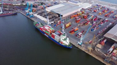 Bulgaristan 'ın Burgaz limanındaki konteyner gemisinin hava görüntüsü. Lojistik ve ulaşım