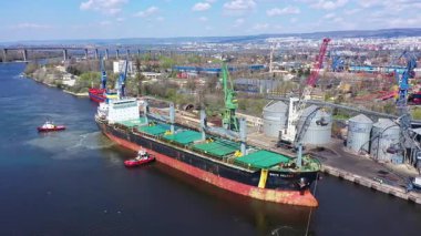 Bulgaristan 'ın Varna limanındaki bir kargo gemisinin hava görüntüsü. Lojistik ve ulaşım