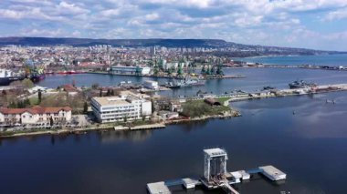 Bulgaristan 'ın Varna limanının havadan görüntüsü. Lojistik ve ulaşım