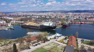 Bulgaristan 'ın Varna limanındaki bir kargo gemisinin hava görüntüsü. Lojistik ve ulaşım