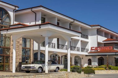 Marina Dinevi, Sveti Vlas, Burgaz, Bulgaristan - 04.21.2025. Lüks beyaz 1963 Lincoln Continental Sedan Sveti Vlas, Burgaz, Bulgaristan 'da yat marinasında bir otelin önünde bekliyor.