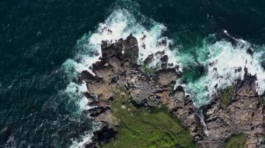 Bulgaristan 'ın Chernomorec, Burgaz yakınlarındaki güzel kayalık bir sahile havadan manzara