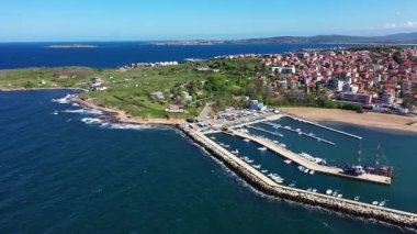 Bulgaristan 'ın Burgaz kentinin Chernomorec kentinin liman manzarası